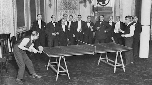 Imágen de los comienzos del juego del tenis de mesa