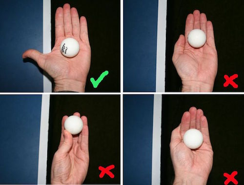 Colocación de la pelota en la palma en el saque en ping pong